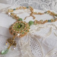 Garden Party Halskette bestickt mit einem grünen böhmischen Kristall, Swarovski Perlen und Miyuki Rocailles